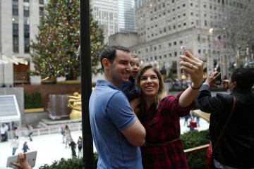 Árbol gigante del Rockefeller Center se aprovecha en construcción de casas
