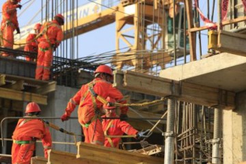 La construcción va cayendo en el pozo
