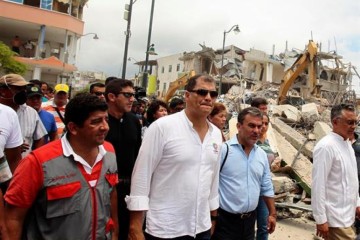 Ecuador anuncia bonos para la construcción de viviendas a damnificados