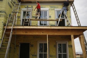 Inicios y permisos de construcción de casas en EU suben en abril