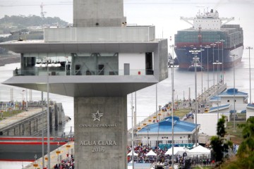 Un buque chino inicia el tránsito inaugural de la ampliación del Canal de Panamá