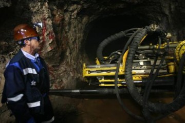 Ecuador impulsa minería a gran escala ante baja de precio del crudo