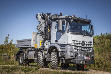 Camión Arocs 4151 AK 6×6 con grúa