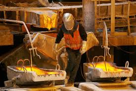 Producción industrial en Chile cae 7,6 % en febrero presionado por minería y manufacturas