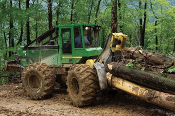 Neumático forestal MR-202 de Recauchutados Mesas cumple 30 años