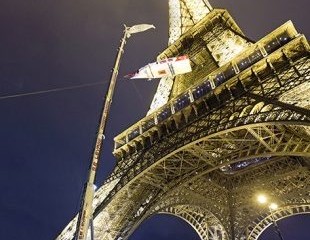 Una grúa móvil Liebherr LTM 1300-6.2 lleva un barco a la galería de la Torre Eiffel