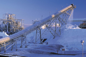 Empresas chinas y rusas siguen en carrera por industrializar litio chileno.