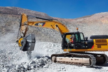 LA NUEVA TRITURADORA CATERPILLAR MB Crusher BF120.4