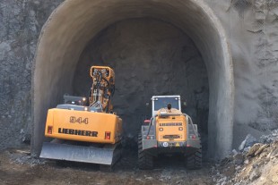 Three tunnel wheel loaders and three tunnel excavators from Liebherr are working on a railway tunnel