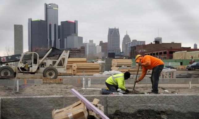 Construction is seen on a new housing development along the riverfront in Detroit, Michigan, December 9, 2015.  REUTERS/Rebecca Cook