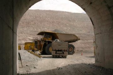 La fuerte baja en El Precio del cobre en Chile y menores leyes mineras golpearon al sector.